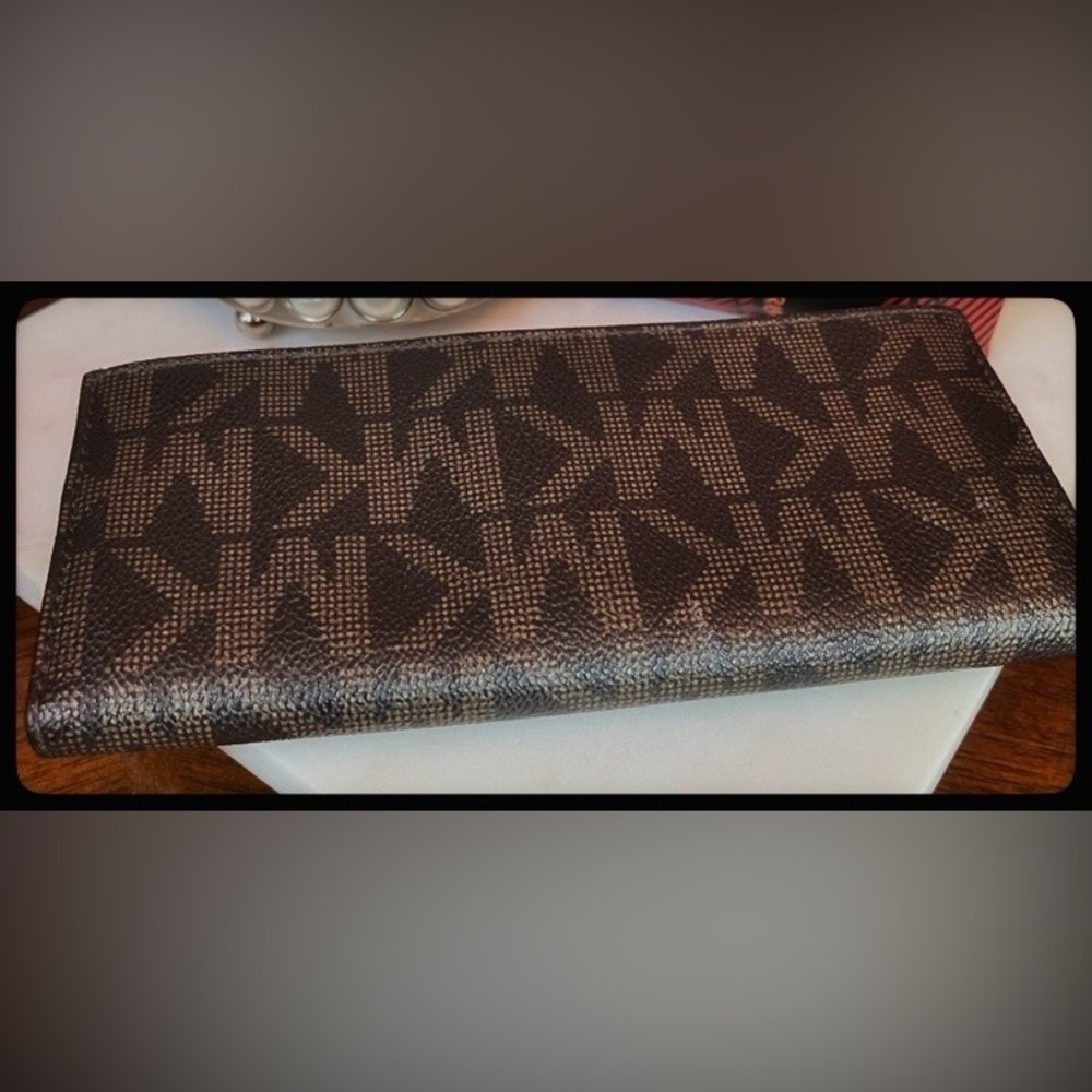 Michael Kors Brown Signature Jet Set Coated Canvas Wallet w/Red & Tan Interior - Picture 4 of 11